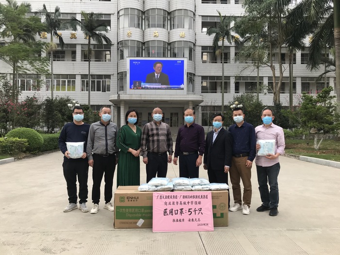 携手战疫 共克时艰 — 执行理事长龙海盛爱心捐赠医用口罩12万只